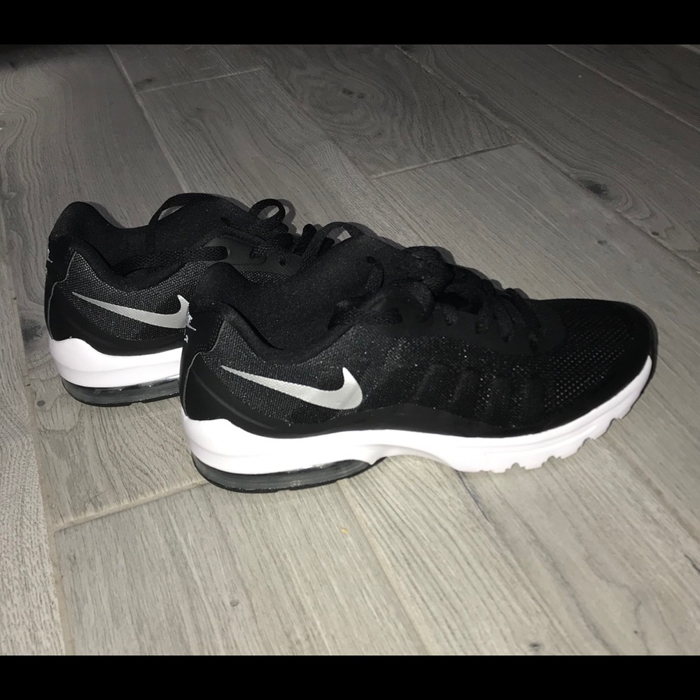 🆕🖤🤍Women’s Nike Air Max Invigor Size 9 - Picture 4 of 8